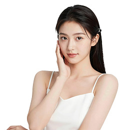 年轻女性手托脸颊优雅姿态