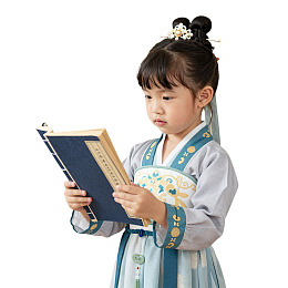 小女孩身着汉服阅读古籍