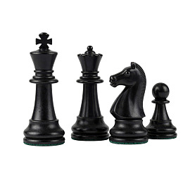 四枚黑色国际象棋棋子特写