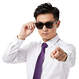 男子戴墨镜指向前方图片