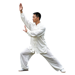 男子身着白色太极服行拳