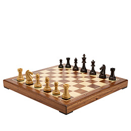 木质棋盘上的国际象棋对弈