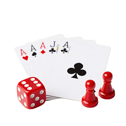 扑克牌骰子与棋子组合