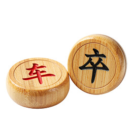 两枚中国象棋棋子特写