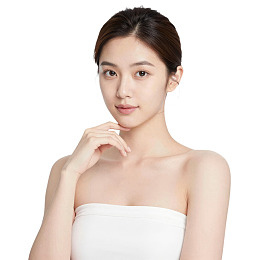 白底前女性手托下巴图片