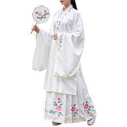 女子身着白色刺绣汉服手持团扇