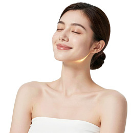 女性闭眼享受护肤光疗