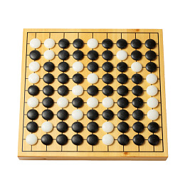 黑白棋子布满木质棋盘