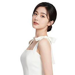 女性身着白色吊带裙优雅侧身