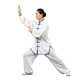 女子身着太极服行拳图片