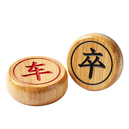 两枚中国象棋棋子特写
