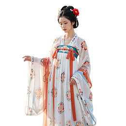 女子身着华丽汉服姿态优雅
