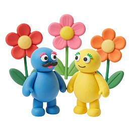 蓝色黄色玩偶花丛中图片