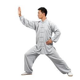男子身着灰色太极服行拳