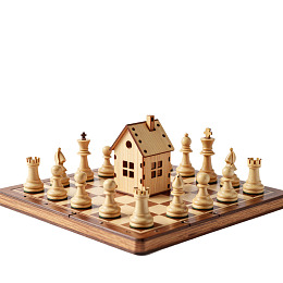 棋盘中央摆放房屋模型