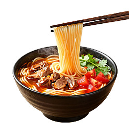 筷子夹起一碗热气腾腾的牛肉面