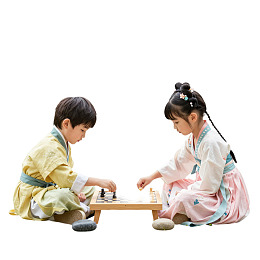 儿童身着汉服对弈围棋