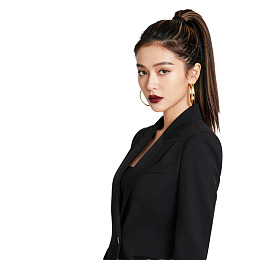 女性身着黑色西装优雅侧身