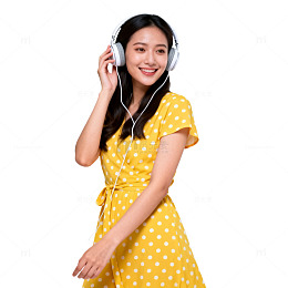 【标题】：青春活力黄色波点裙女士聆听音乐