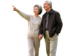 老年夫妇散步风景图