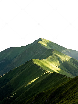 绿意盎然山峰风光