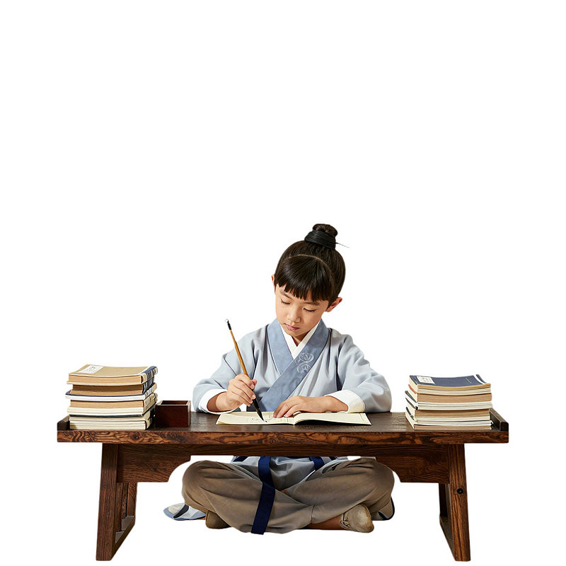 古装女子书桌前书写图片