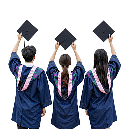 三名毕业生高举学士帽庆祝