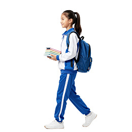 穿校服的女孩背着书包行走