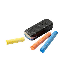 彩色粉笔与黑色板擦静物