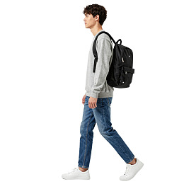 青年男子背着背包行走