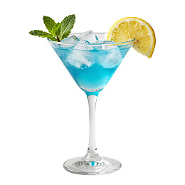 蓝色鸡尾酒配柠檬薄荷