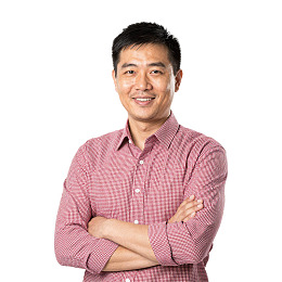 男子穿格子衬衫双臂交叉微笑