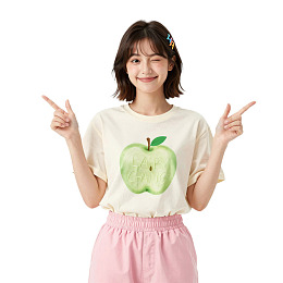 女子穿苹果图案T恤比耶