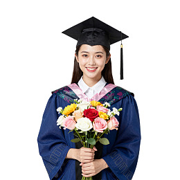 毕业生手持花束微笑图片