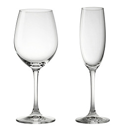 两只空酒杯并排摆放图片