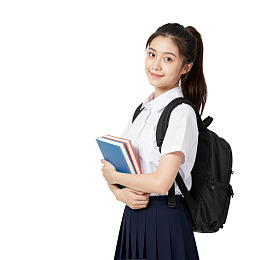 学生手持书本背包微笑