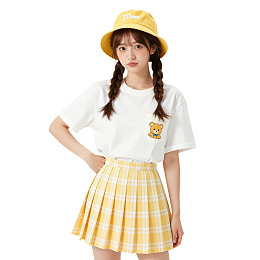 女孩穿黄色格子裙和卡通T恤