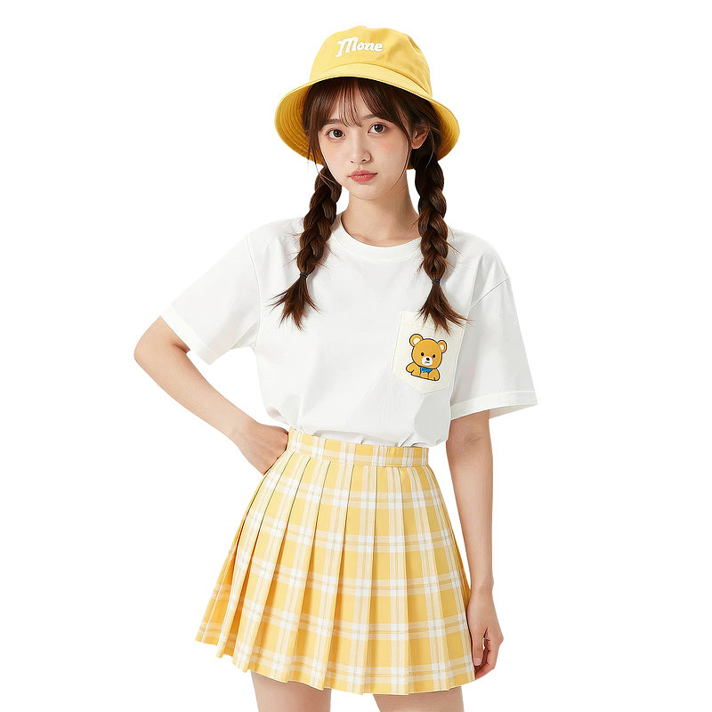 女孩穿黄色格子裙和卡通T恤
