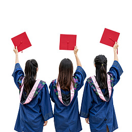 三名毕业生高举红色学士帽