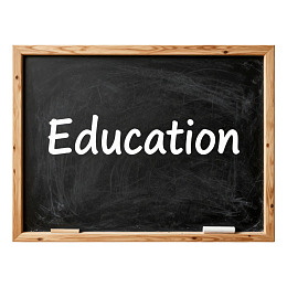 黑板上用粉笔写着'Education'