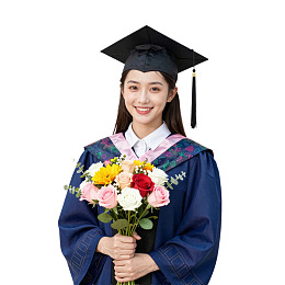 毕业生手持花束微笑图片