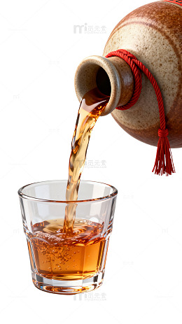 日式风格清酒倒入玻璃杯素材
