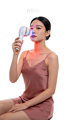 简约风美容仪使用场景人物素材