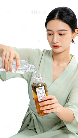 极简风女性倒茶养生饮品设计素材