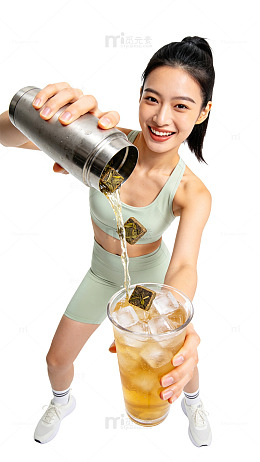 清新风健身女孩倒饮料摄影素材