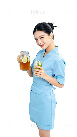 清新风年轻女性手持饮品设计素材